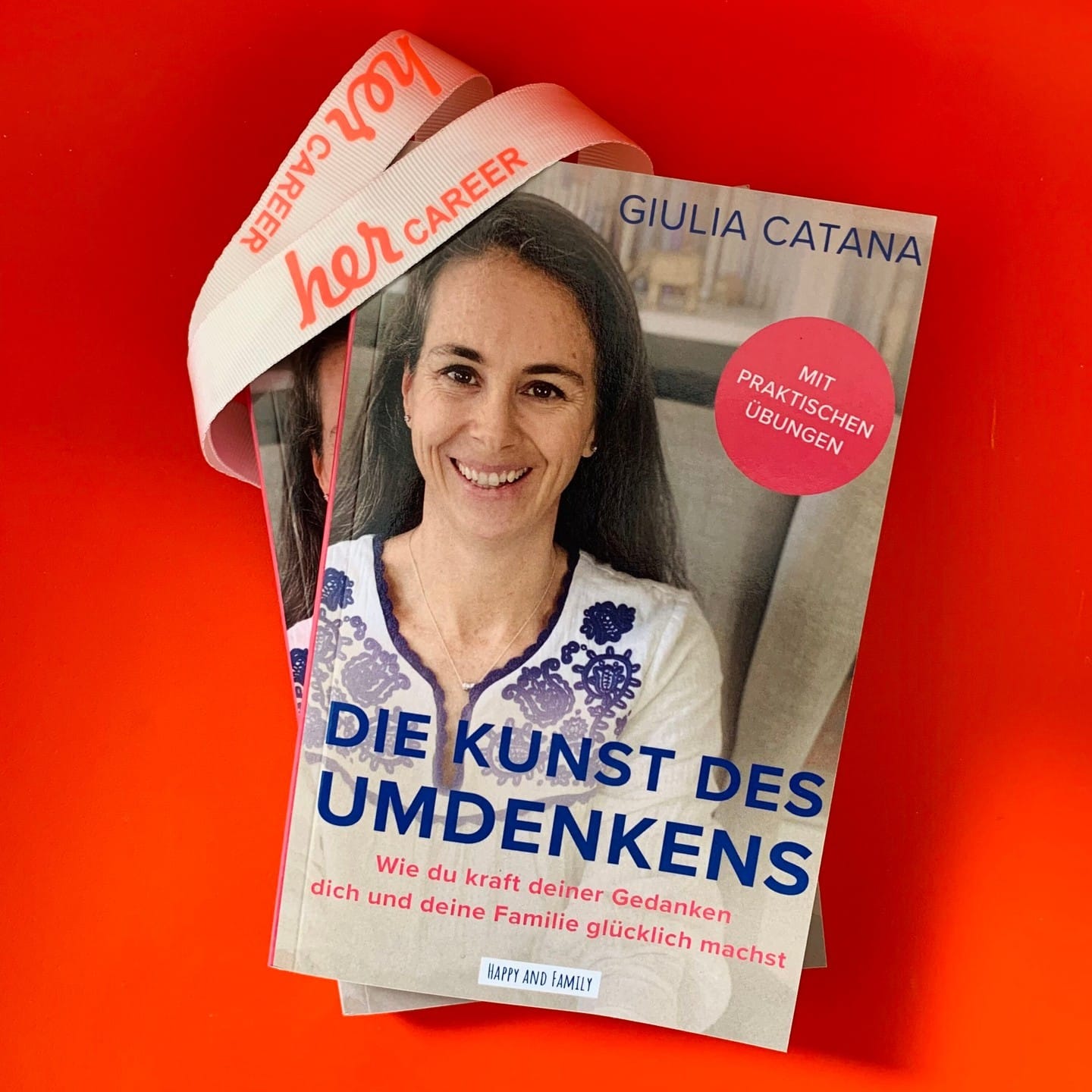 ✨Gewinnspiel✨
Als Frau, Partnerin, Berufstätige und Mutter sind wir entweder mit nie enden wollenden To-do-Listen oder dem sich ewig drehendem Gedankenkarussell beschäftigt. Wir kennen die Theorie für ein glückliches Familienleben, aber im Alltagstrubel zwischen Home und Office können wir meist nicht darauf zurückgreifen.
Der Autorin, Giulia Catana, Mutter und Personalleiterin, ging es genauso und sie fand die Lösung, um ihren Wunsch, ein glückliches Leben als Frau und Partnerin zu führen, Erfüllung im Beruf zu finden und ihren Kindern eine gute Mutter zu sein, in die Wirklichkeit umzusetzen.
In diesem Buch schildert sie anhand ihrer eigenen berührenden Geschichte, zahlreicher Erfahrungen ihrer Kundinnen und einfach umsetzbarer Übungen, wie Du Schritt für Schritt in allen Lebensbereichen den Glücksmodus für Dich und Deine Familie finden kannst, wie Du in Partnerschaft und Beruf gedanklichen Ballast abwerfen und wie Du Deinen Kindern ein achtsames Vorbild sein kannst, sodass sie frei von inneren Kritikern und Selbstzweifeln in ihr eigenes glückliches Leben starten.
🏆🥳 Wir verlosen das Buch "Die Kunst des Umdenkens" in unserer #hercareercommunity. So kannst Du am #gewinnspiel teilnehmen:
1️⃣ Like diesen Post ⠀⠀
2️⃣ Schreibe ein Kommentar und verrate uns Deinen persönlichen Tipp für ein glücklicheres Leben zwischen Beruf und Familie. Das Gewinnspiel endet am 26.03.2023.
🍀 Viel Glück 🍀⠀
#herCAREER #machenistwiewollennurkrasser #genderequality #verlosung #buchverlosung #vereinbarkeit #worklifebalance