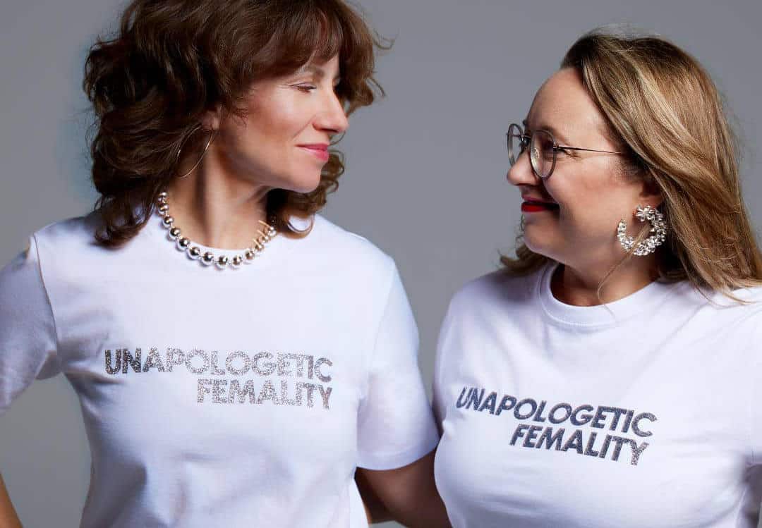 Sung-Hee und Natascha tragen das Statementshirt UNAPOLOGETIC FEMALITY
